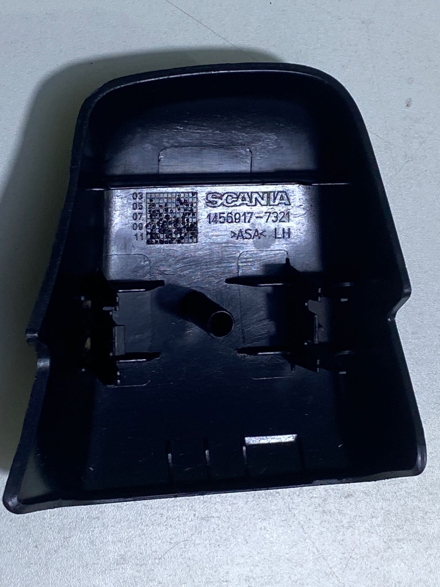 Acabamento Dobradiça Porta Esquerda Scania Série 5/Pgr 08/18 - Imagem 3