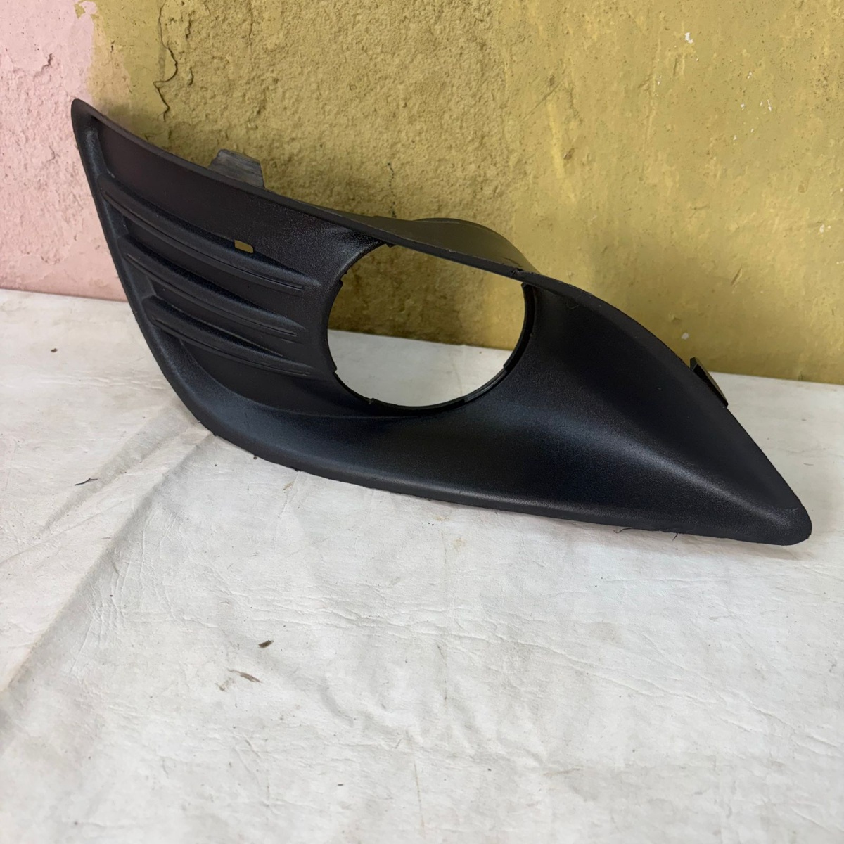 Moldura de Milha Esquerda Ford Focus 2009 a 2013
