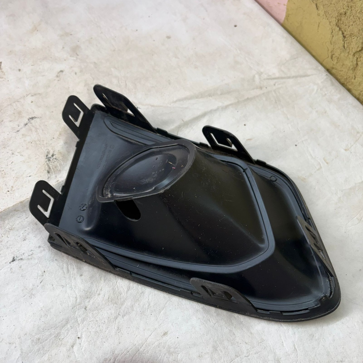 Moldura Farol Milha Direito Spin GM 2017 a 2024 - Imagem 5