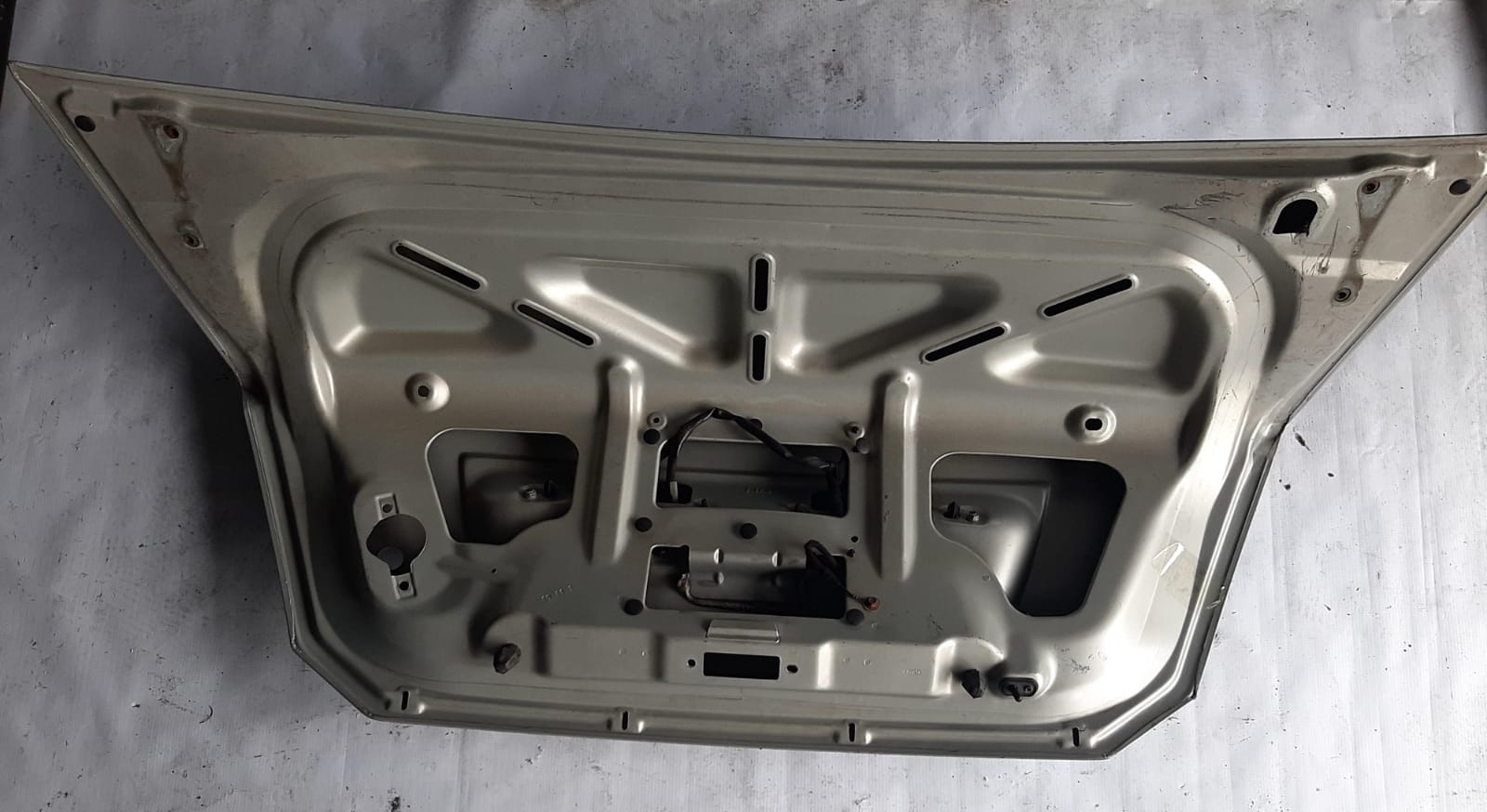 TAMPA TRASEIRA FIESTA SEDAN 2003/2012 (PRATA) - Imagem 2