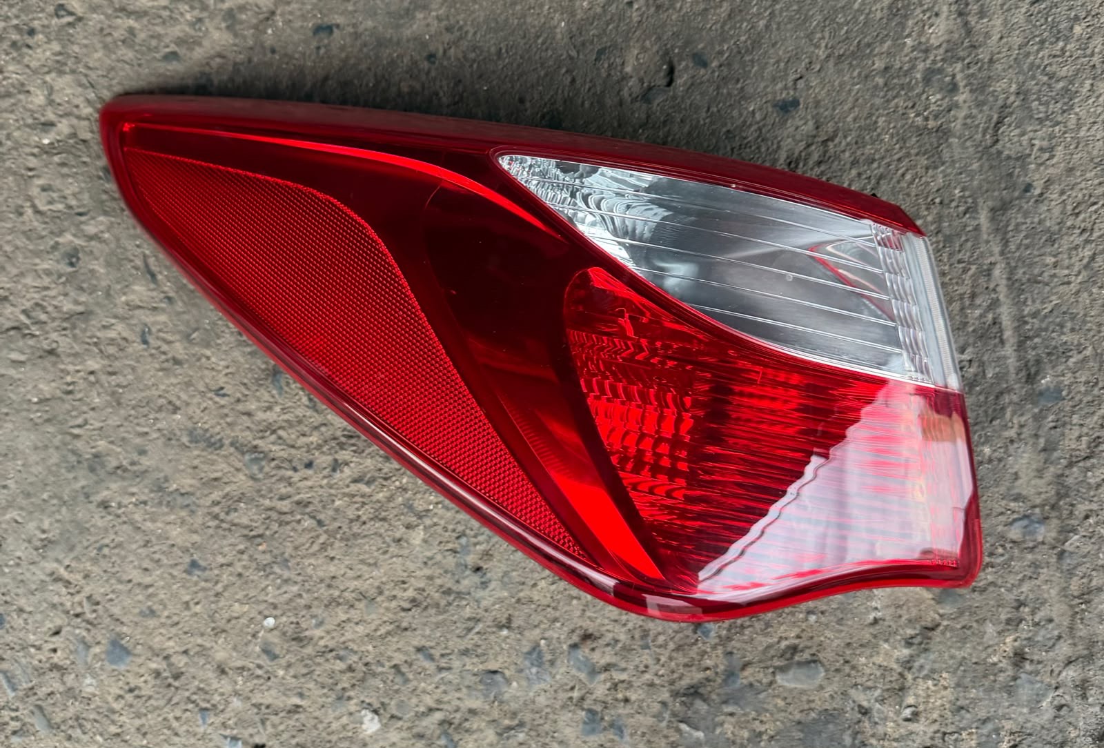 Lanterna Hb20s 2013 A 2018 Original Lado Esquerdo Canto Esquerdo/motorista Vermelho/branco