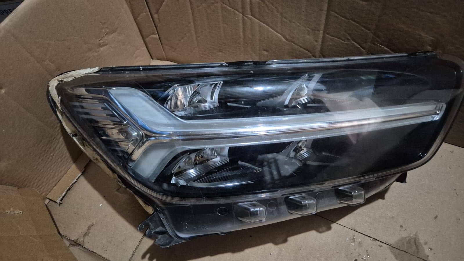 Farol Volvo XC40 2018 a 2021 LED Esquerdo - Imagem 1