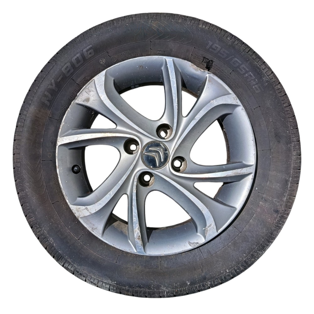 RODA ARO 15 CITROEN - DETALHE PNEU RASGADO