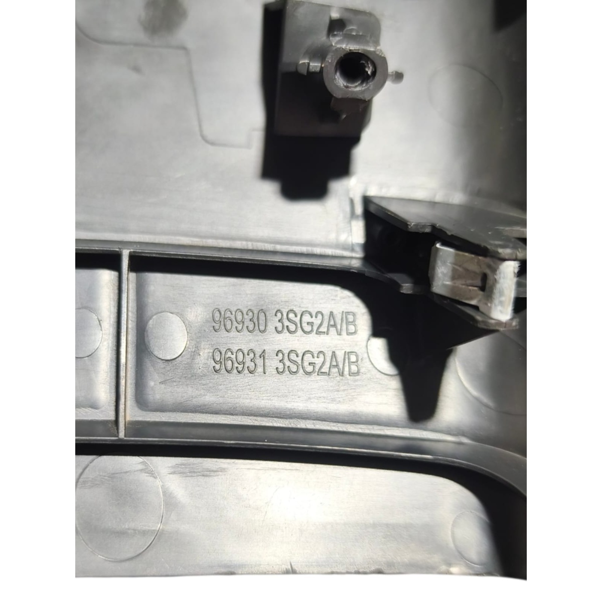 Acabamento Traseir Console Sentra Nissan 2014/16 969303SG2AB - Imagem 5