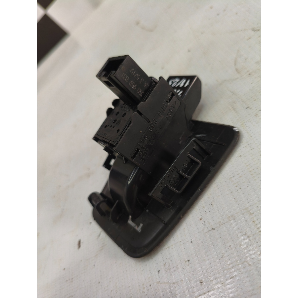 Interruptor Comando Porta Malas Vw Tiguan 18 A 25 3G0959831 - Imagem 2