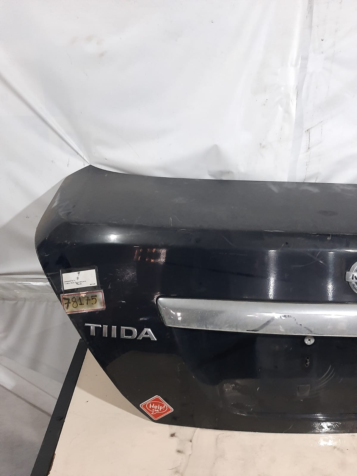 TAMPA TRASEIRA TIIDA SEDAN (PRETA) - Imagem 2
