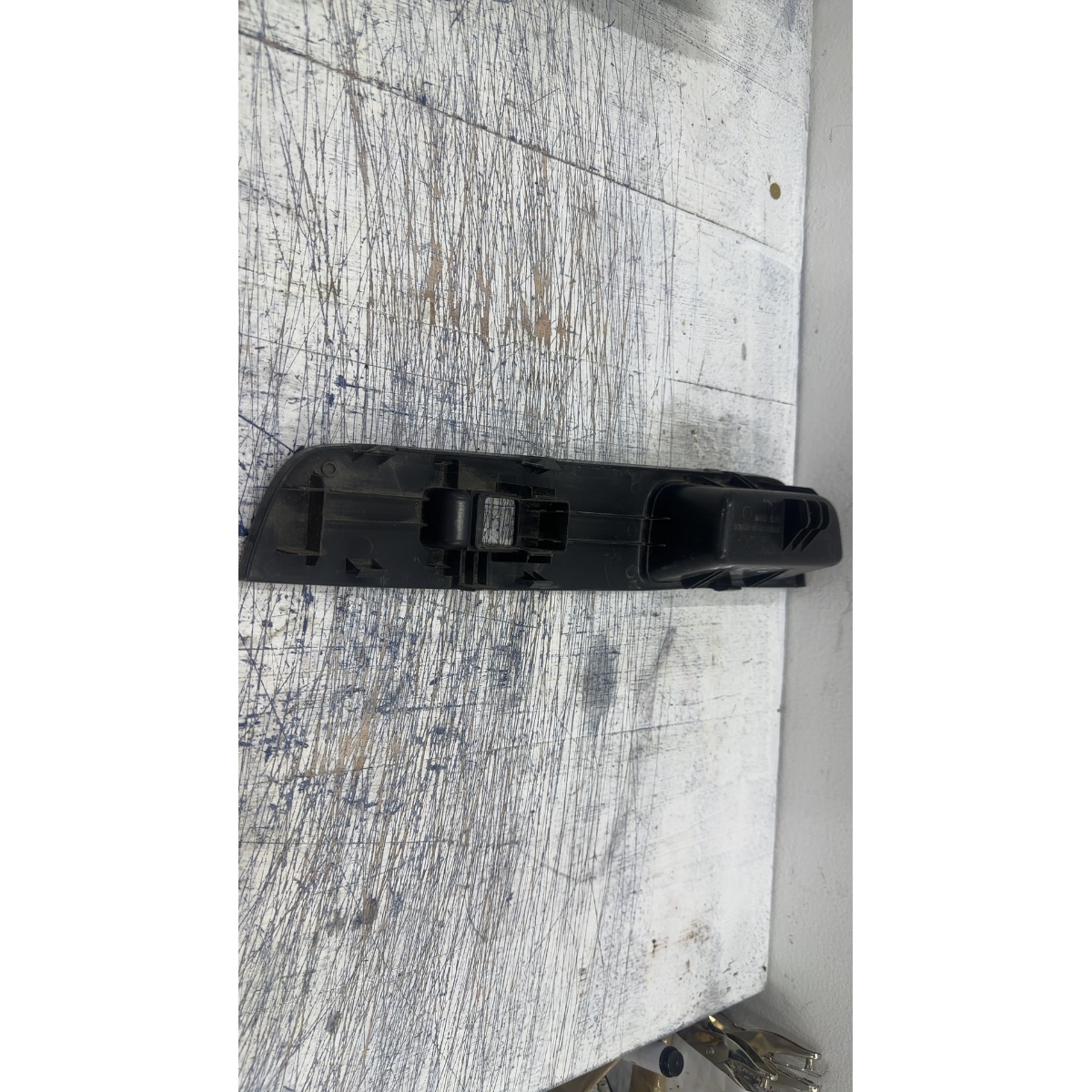 Moldura Botão Vidro Traseiro Direito Nissan Tiida 80960el10a Preto - Imagem 3