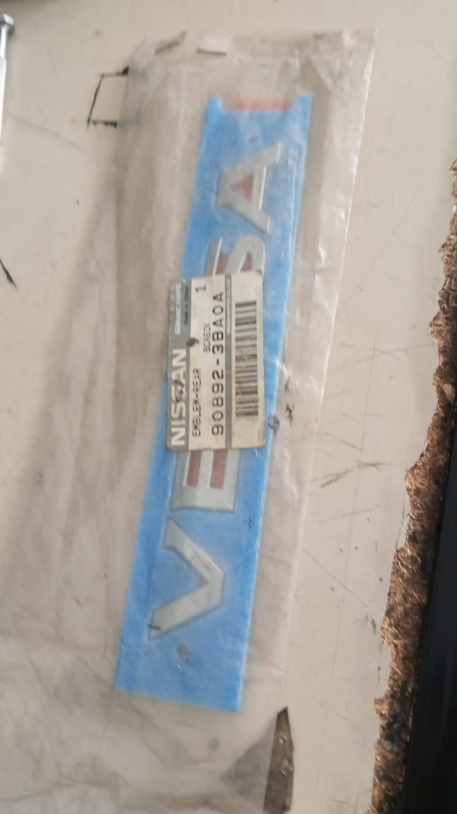 Emblema Traseiro Original Nissan Versa 90892-3BA0A - Imagem 1
