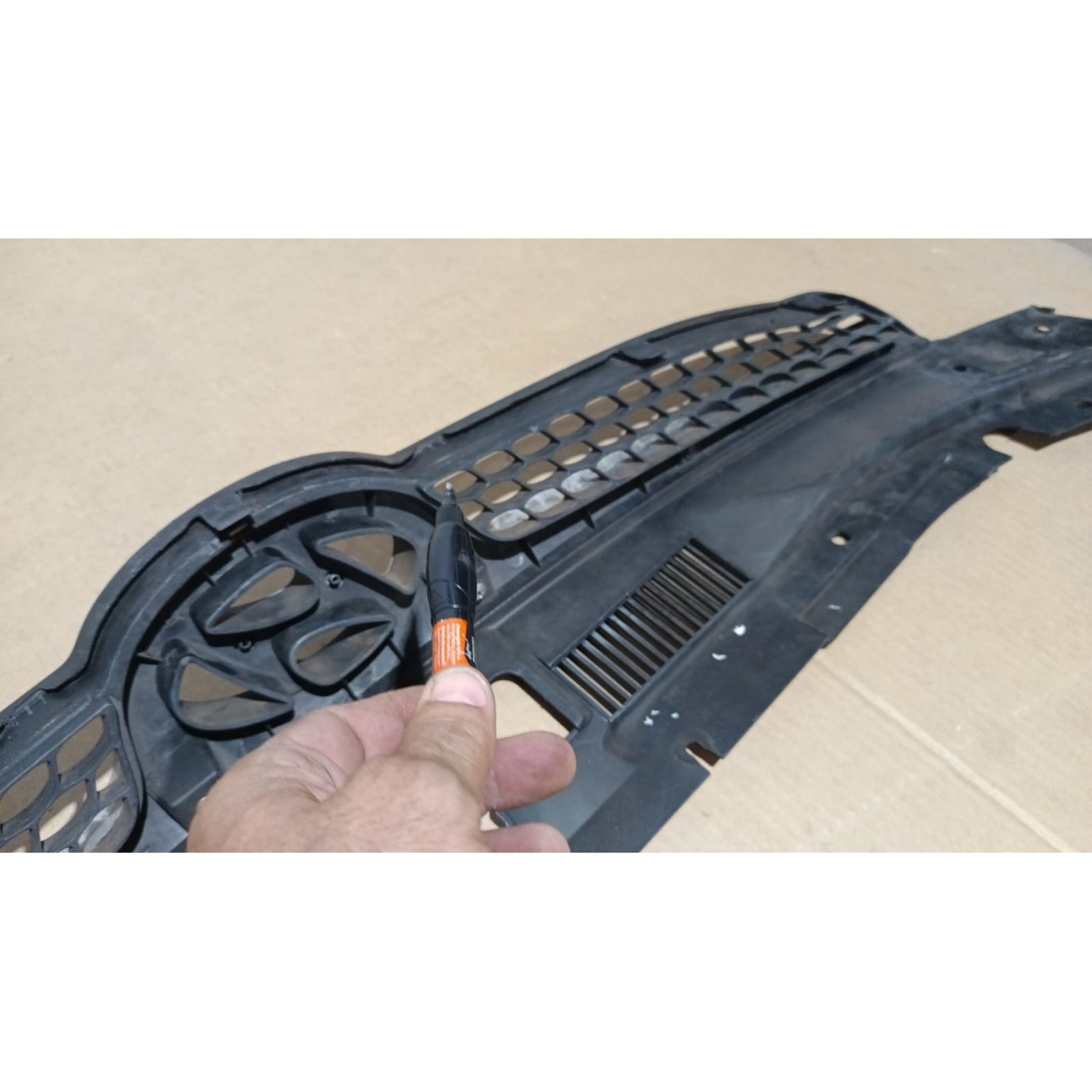 Grade  Hiunday I30 2010 Usado Original Com Avaria Pequeno Na Preto Cromado - Imagem 5