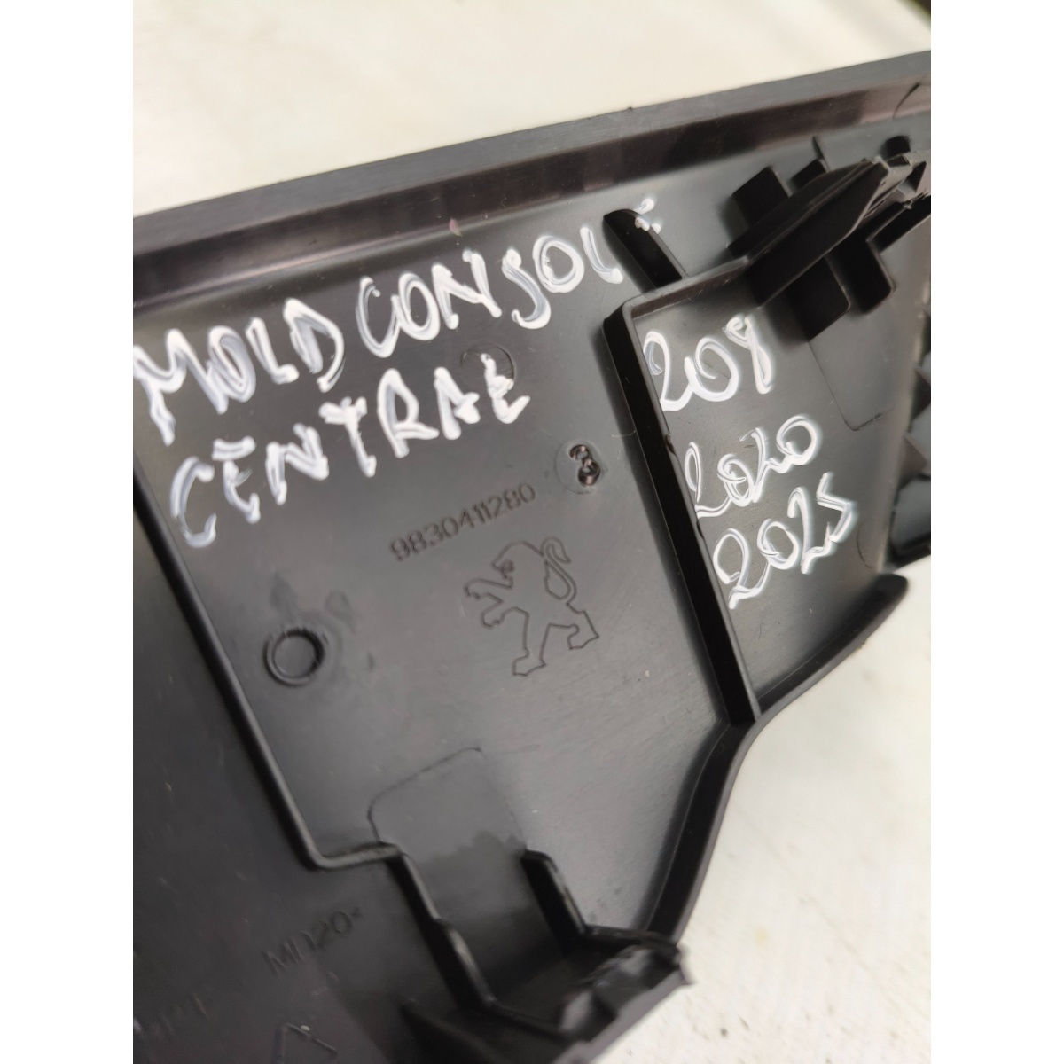 Moldura Console Central Freio Mao Peugeot 208 9830411280 - Imagem 6