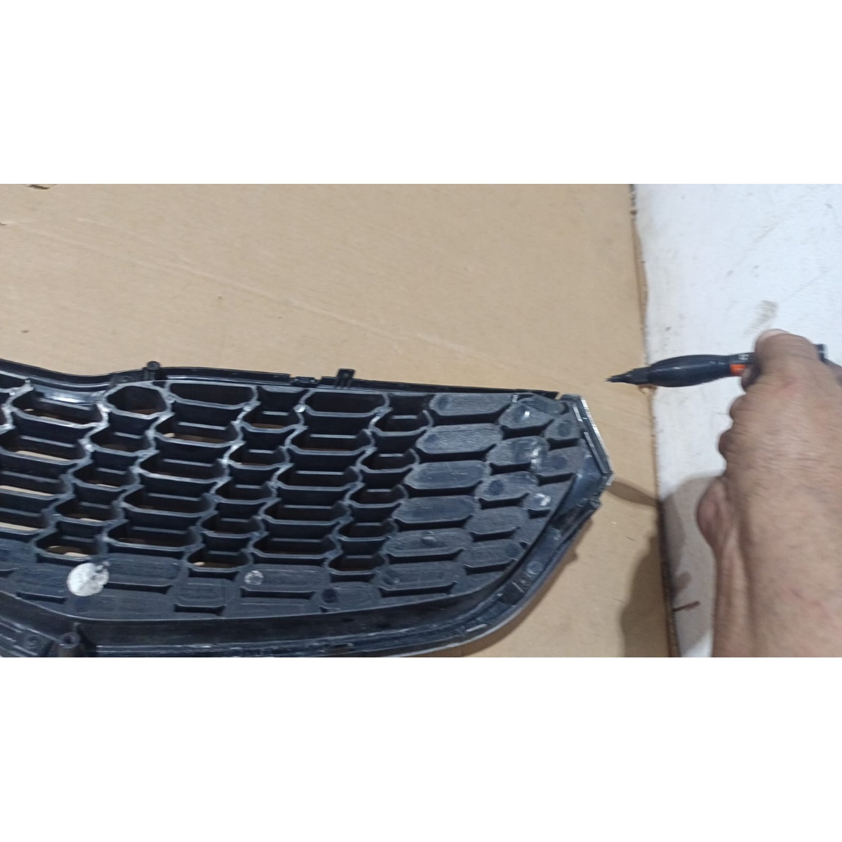 Grade Dianteira Kia Cerato 2014 Usado Original Com Avaria Preto Com Acabamento Cromado - Imagem 3