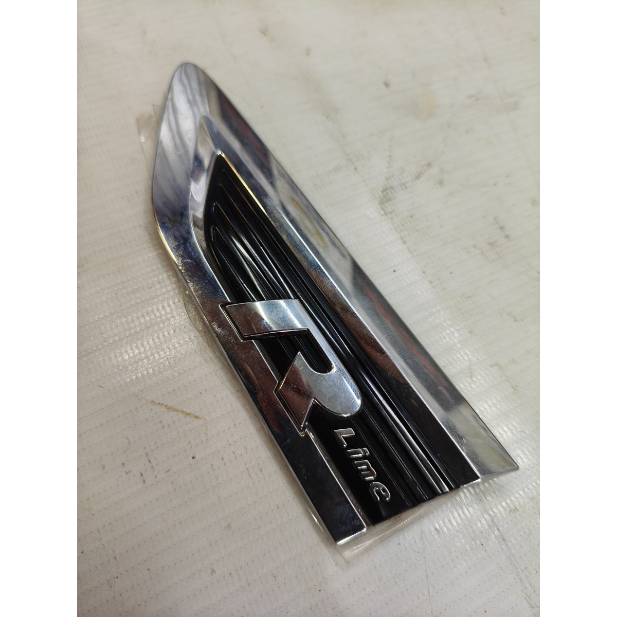 Emblema Rline Paralama Dianteiro Tiguan 2018 A 2021 Original Cromado/preto - Imagem 3