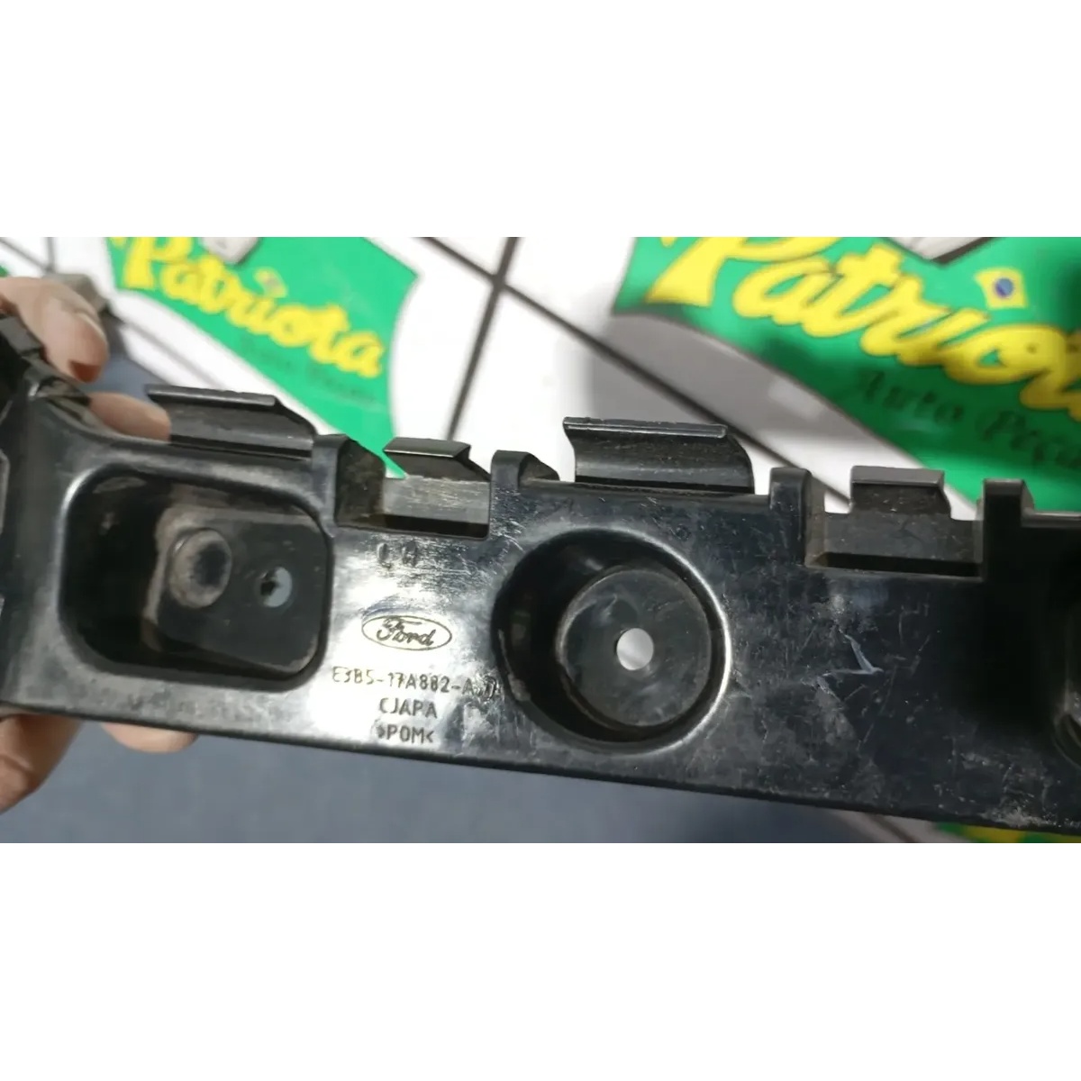 Guia Para-Choque Tras Esq Ford Ka Hatch Usada E3B517A882A - Imagem 2
