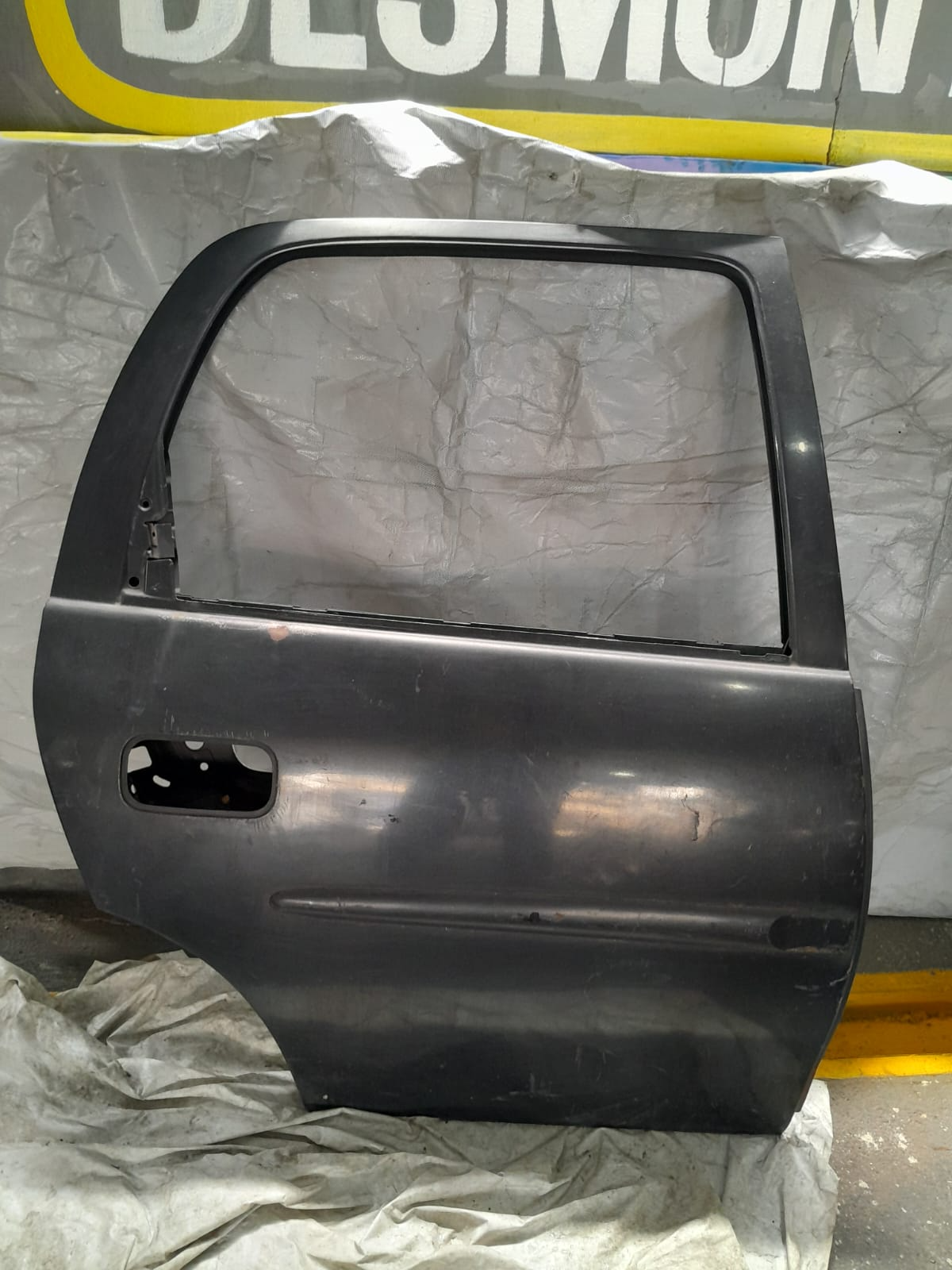 PORTA TRAS CORSA 96/06 PRATA LD - Imagem 1