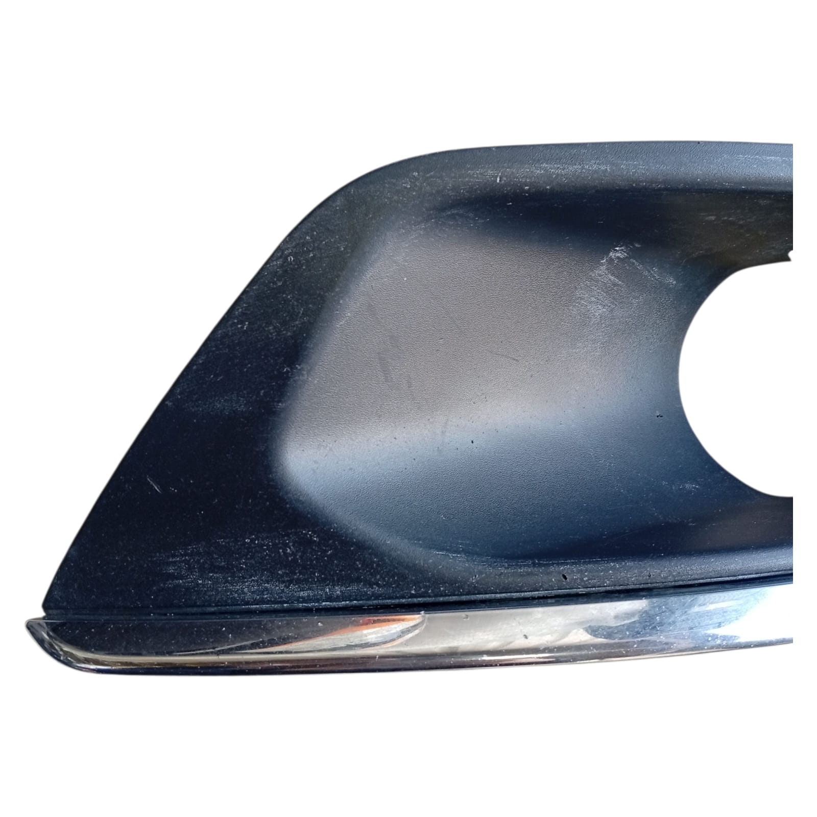 Moldura Farol Milha Esquerda Chevrolet Cobalt 2016 2022 Preto Esquerdo - Imagem 4