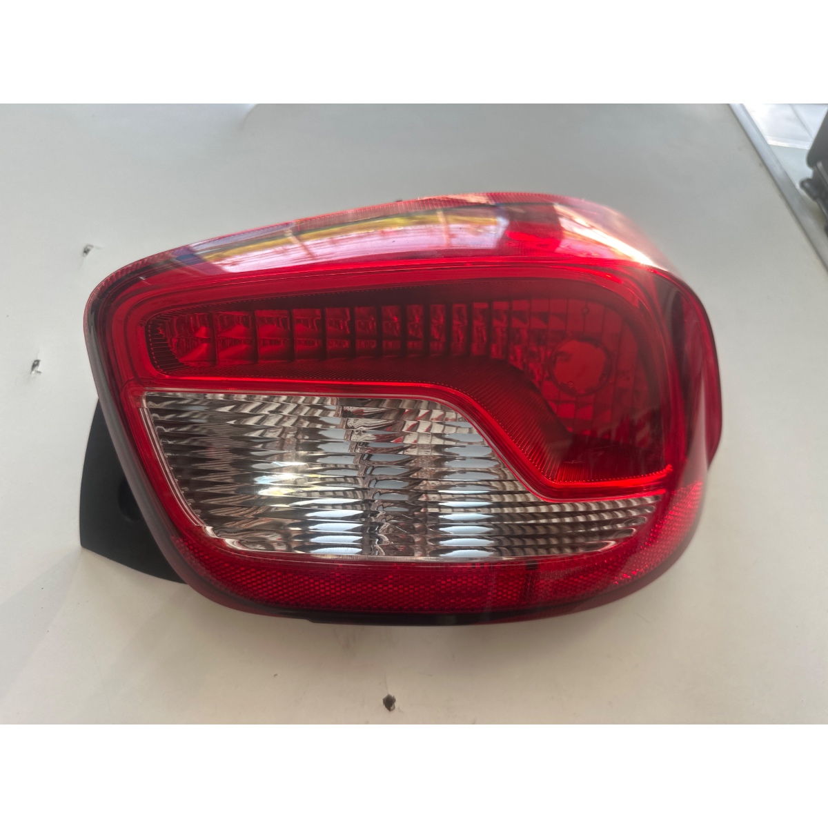 Lanterna Direita Renaul Kwid 2019 Direito/passageiro Vermelho/transparente