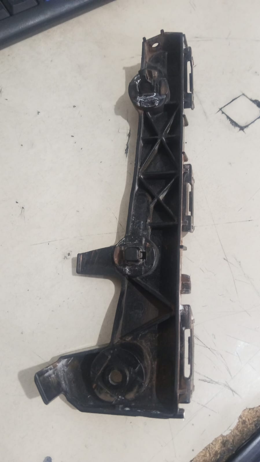 Guia Parachoque Dianteiro Esquerdo Toyota Hilux 12/15 - Imagem 2