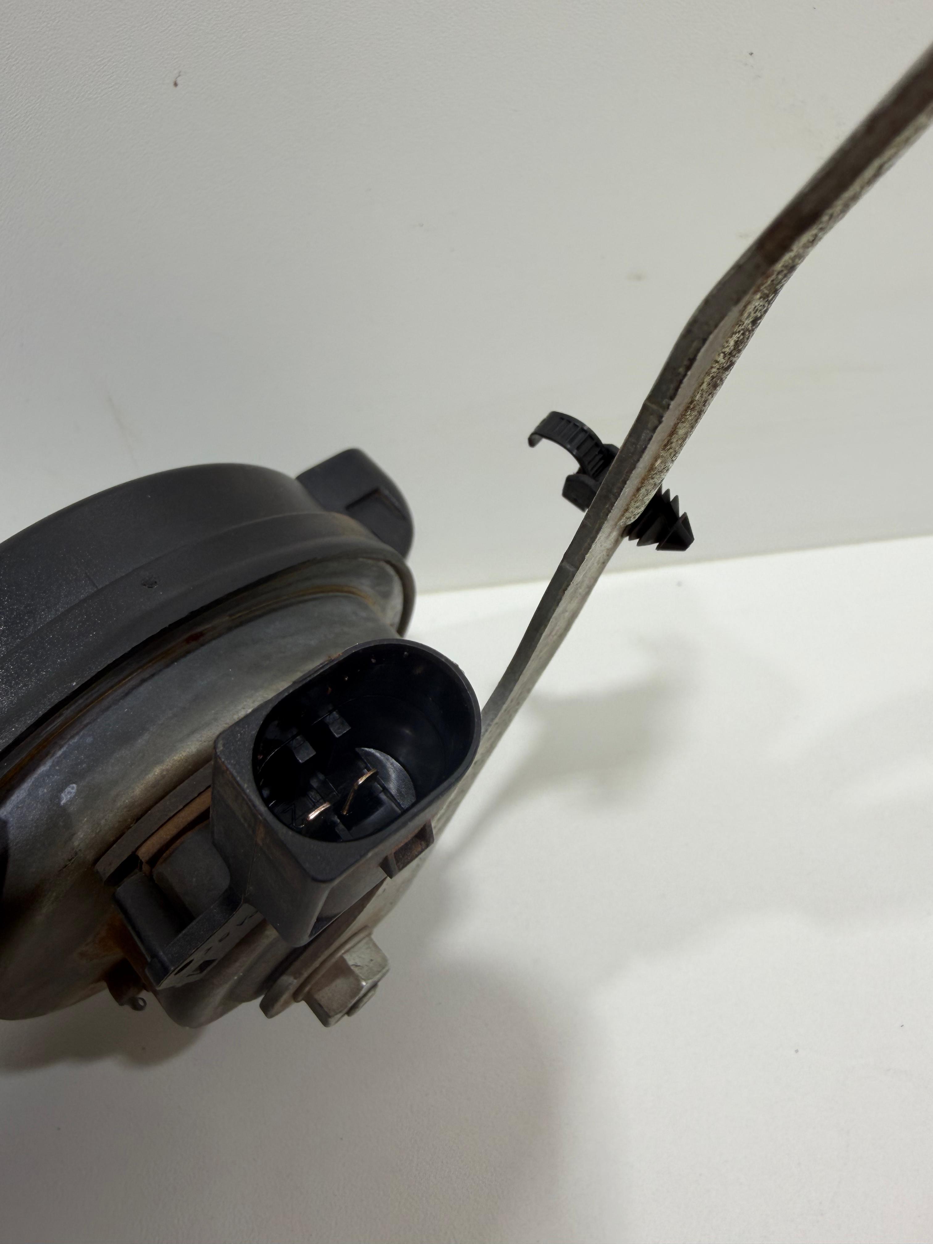 Buzina Grave Lado Esquerdo Audi 5Q0951221A - Imagem 4