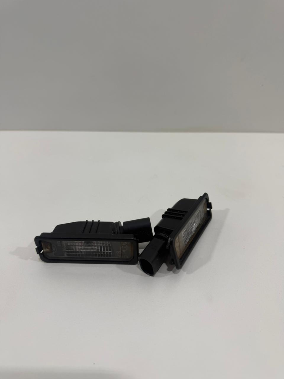 Par de Lanterna Luz de Placa VW Polo 1K8943021