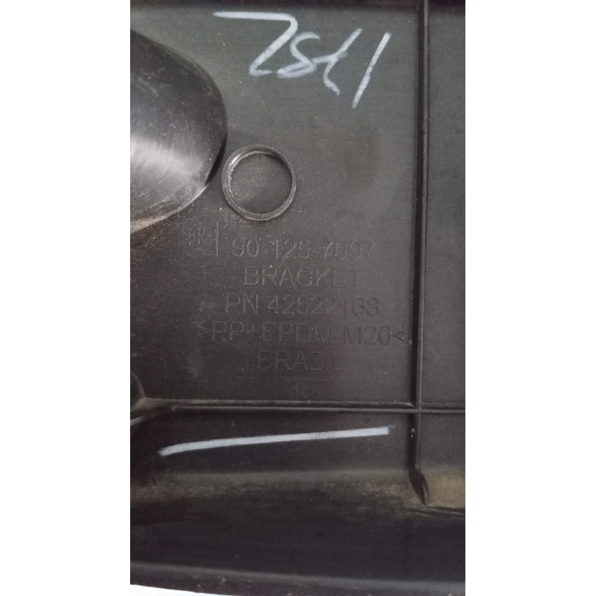 Suporte Placa Dianteiro Chevrolet Cruze 17/23 Código 9012570 Preto - Imagem 3