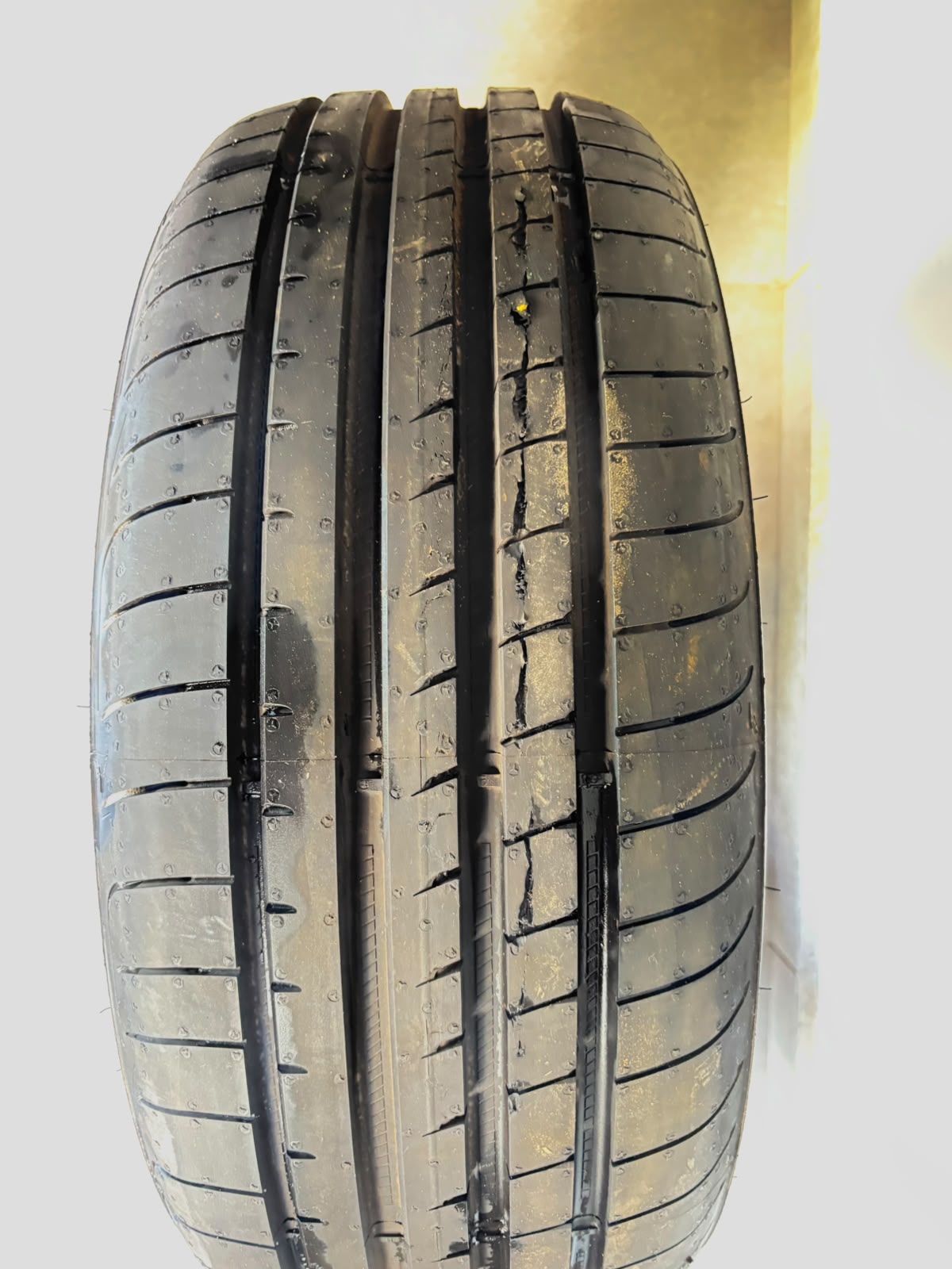 Pneu C/ Detalhe 215/45R18 Goodyear Tire Sinze 93V Aro 18 - Imagem 2