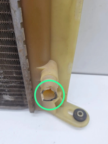 Radiador Agua Fiat Stilo  2003 A 2011 1.8  Detalhe