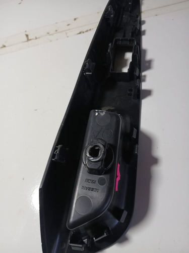 Moldura Do Botão  Puxador Porta Traseira Esquerda Kicks 2017 - Imagem 7