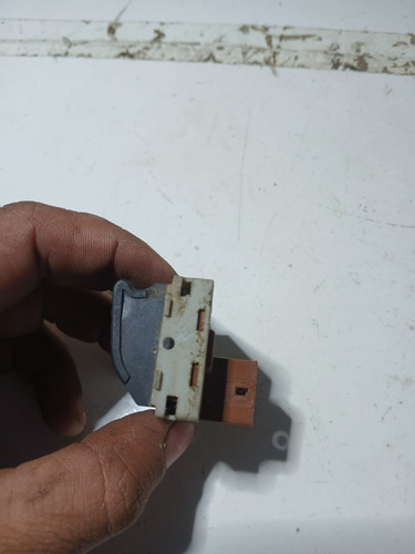 Botao Vidro Dianteiros Lados D/e Volkswagen Polo 2003 A 2012 - Imagem 4