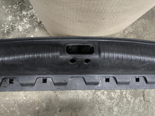 Acabamento  Fechadura No Porta Malas Renault Megane Sedã - Imagem 3