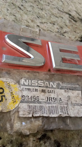 Emblema Traseiro Se Nissan Frontier 2007-2012 93496jr90a Prateado - Imagem 3