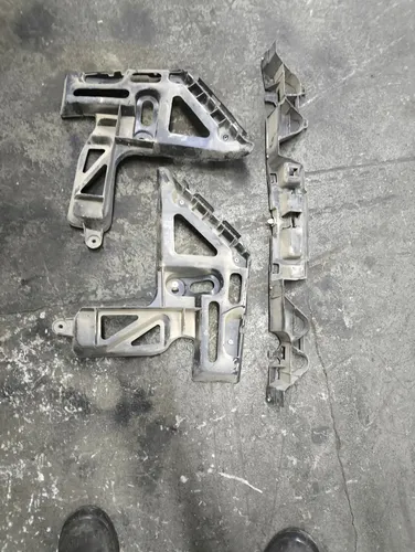 Guia Para-choque Traseiro Renault Megane Sedã - Imagem 2