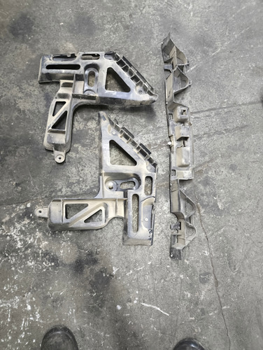 Guia Para-choque Traseiro Renault Megane Sedã - Imagem 3