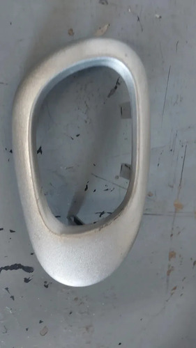 Acabamento Maçaneta Interna Porta Tras Esq Peugeot 2012 104 Prateado Traseira - Imagem 4
