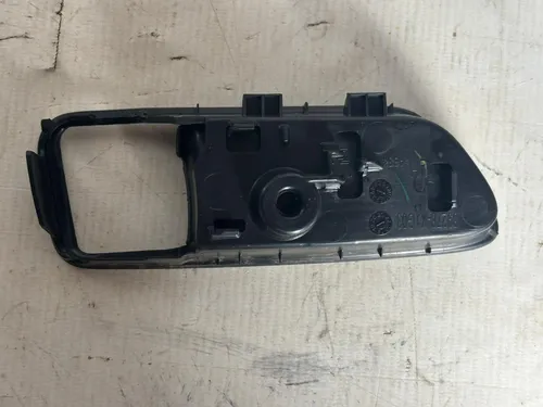 Moldura Maçaneta Interna Diant Esq Toyota Corolla 2023 Usado Preto Dianteira - Imagem 4