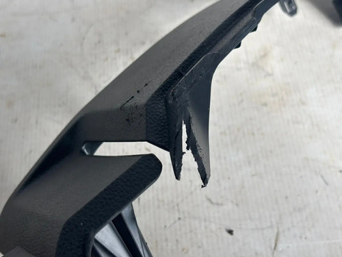 Acabamento Banco Tras Esq Toyota Corolla 2023 Usado Detalhe Preto - Imagem 3