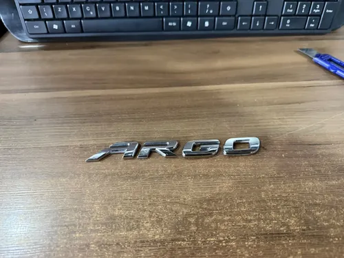 Emblema Adesivo Cromado Tampa Traseira Original Fiat Argo Cromado - Imagem 5
