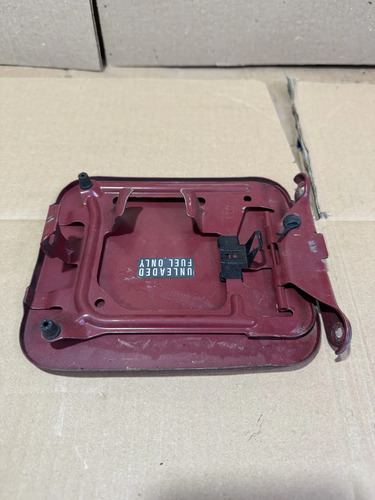 Tampa Externa Tanque De Combustível Nissan Tiida Hatch Vermelho - Imagem 2