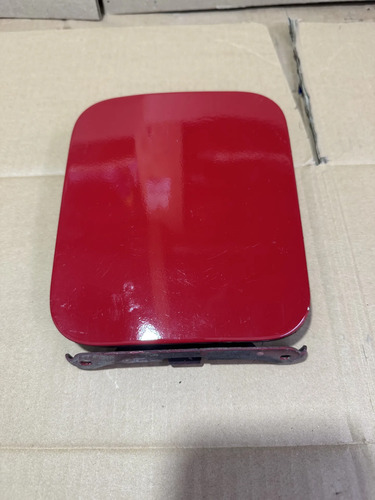 Tampa Externa Tanque De Combustível Nissan Tiida Hatch Vermelho - Imagem 3