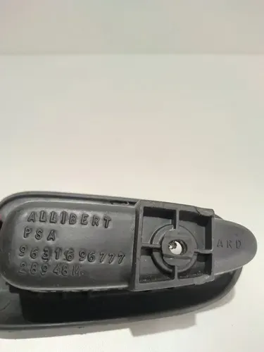Puxador Interno Porta Traseiro Peugeot 206 Cod:9631696777. Preto - Imagem 3