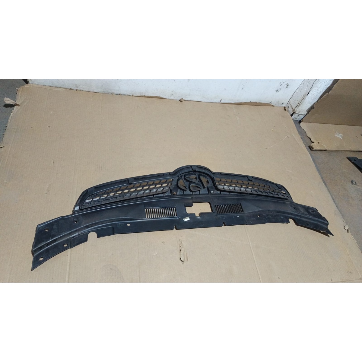Grade  Hiunday I30 2010 Usado Original Com Avaria Pequeno Na Preto Cromado - Imagem 4