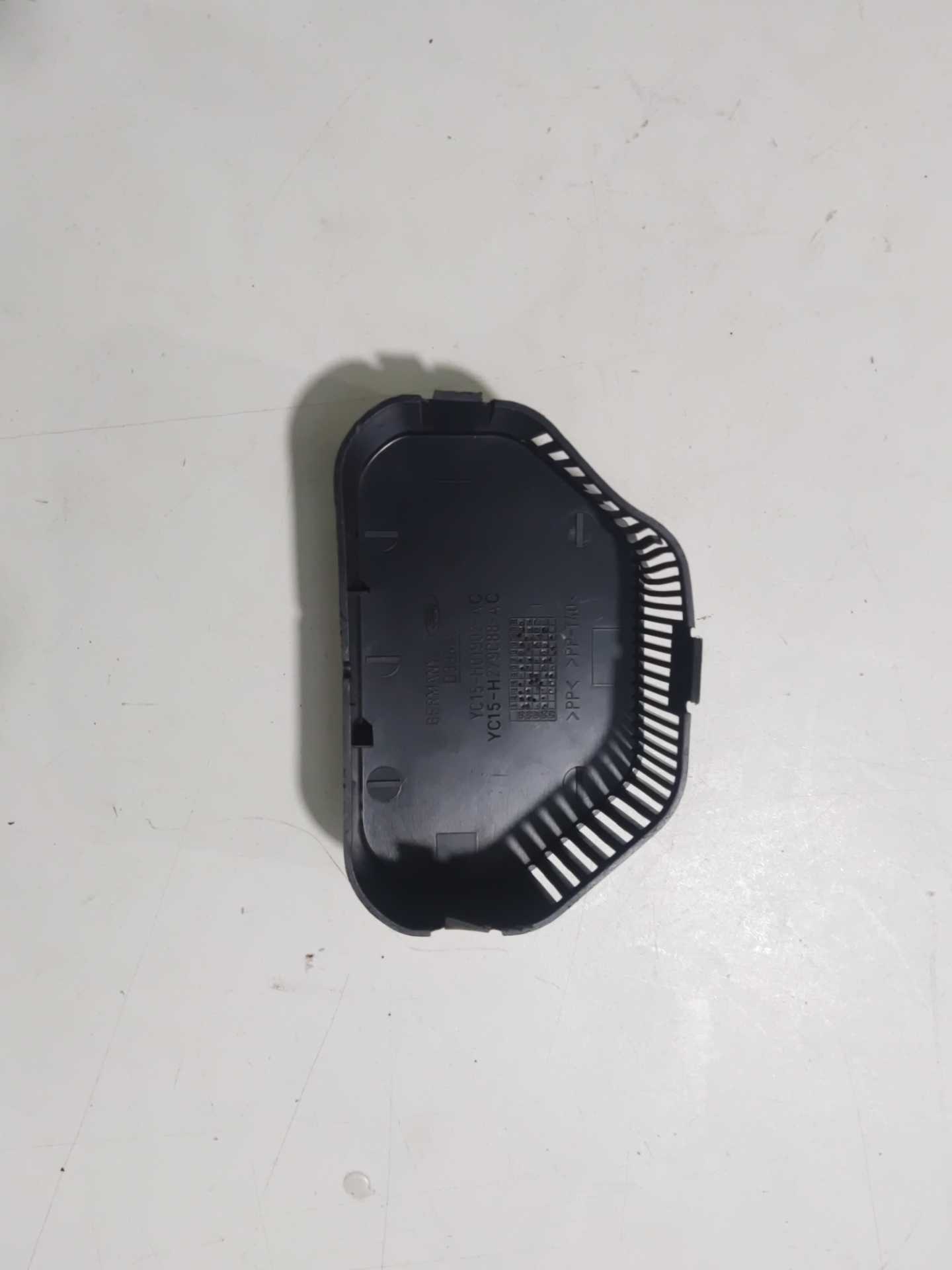 Respiro de pressão do painel lateral traseiro da Ford Transi - Imagem 2