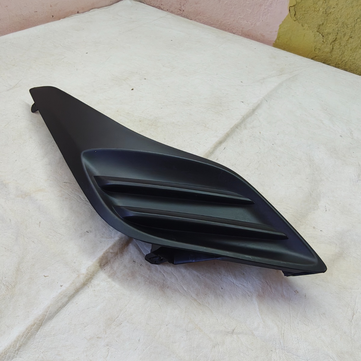 Moldura Tampa Farol Milha Sem Furo Yaris 2020 A 2024