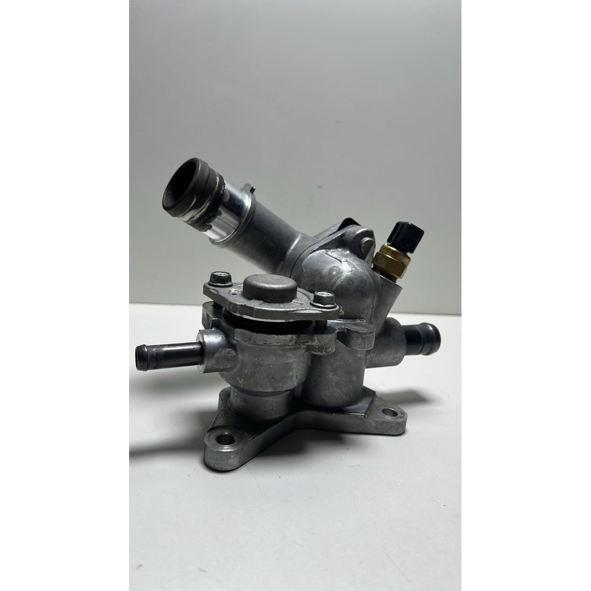 Carcaça da Válvula Termostática HB20 Creta 2563004600 - Imagem 1