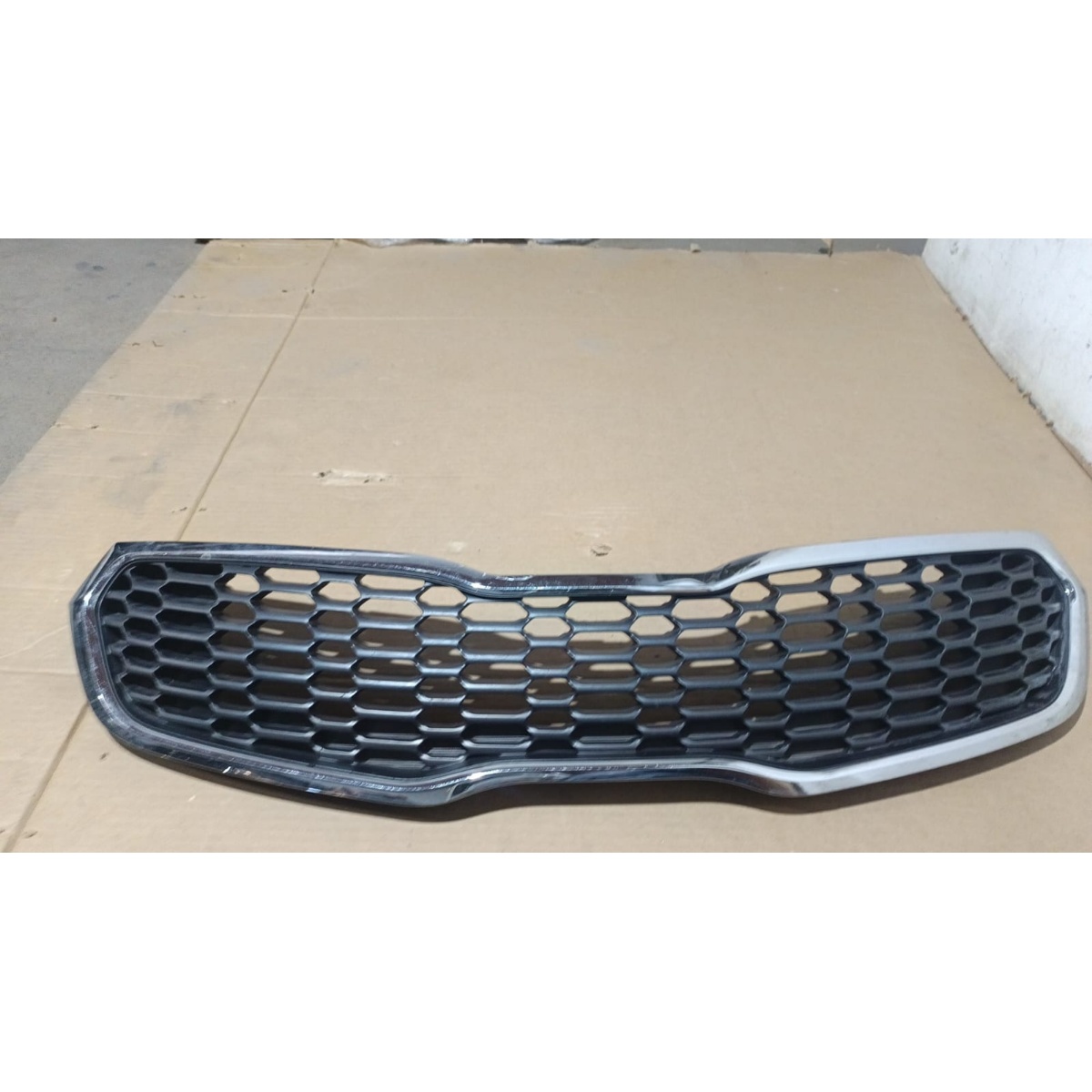 Grade Dianteira Kia Cerato 2014 Usado Original Com Avaria Preto Com Acabamento Cromado