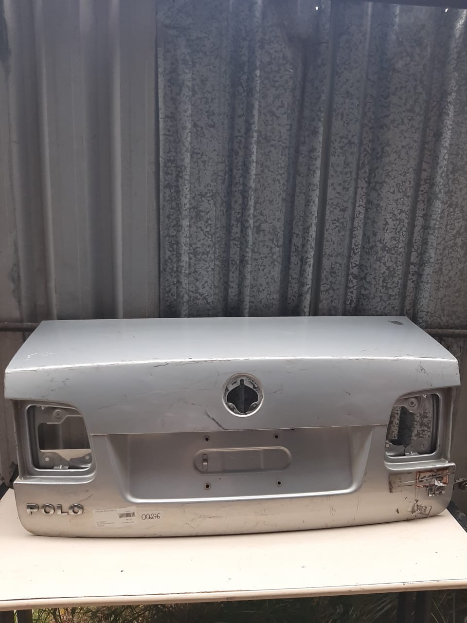 TAMPA TRASEIRA POLO 2003/2006 SEDAN (PRATA)