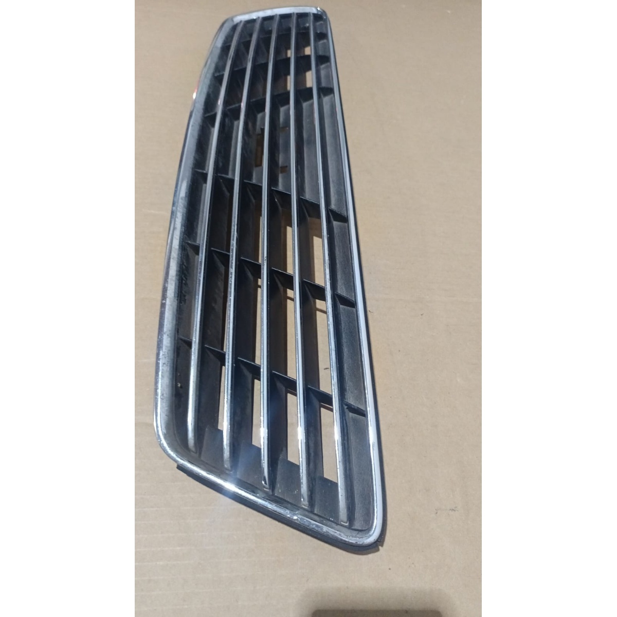 Grade Dianteira Kia Carnival Usado Original Com Detalhe Pequ Preto Cromado - Imagem 2