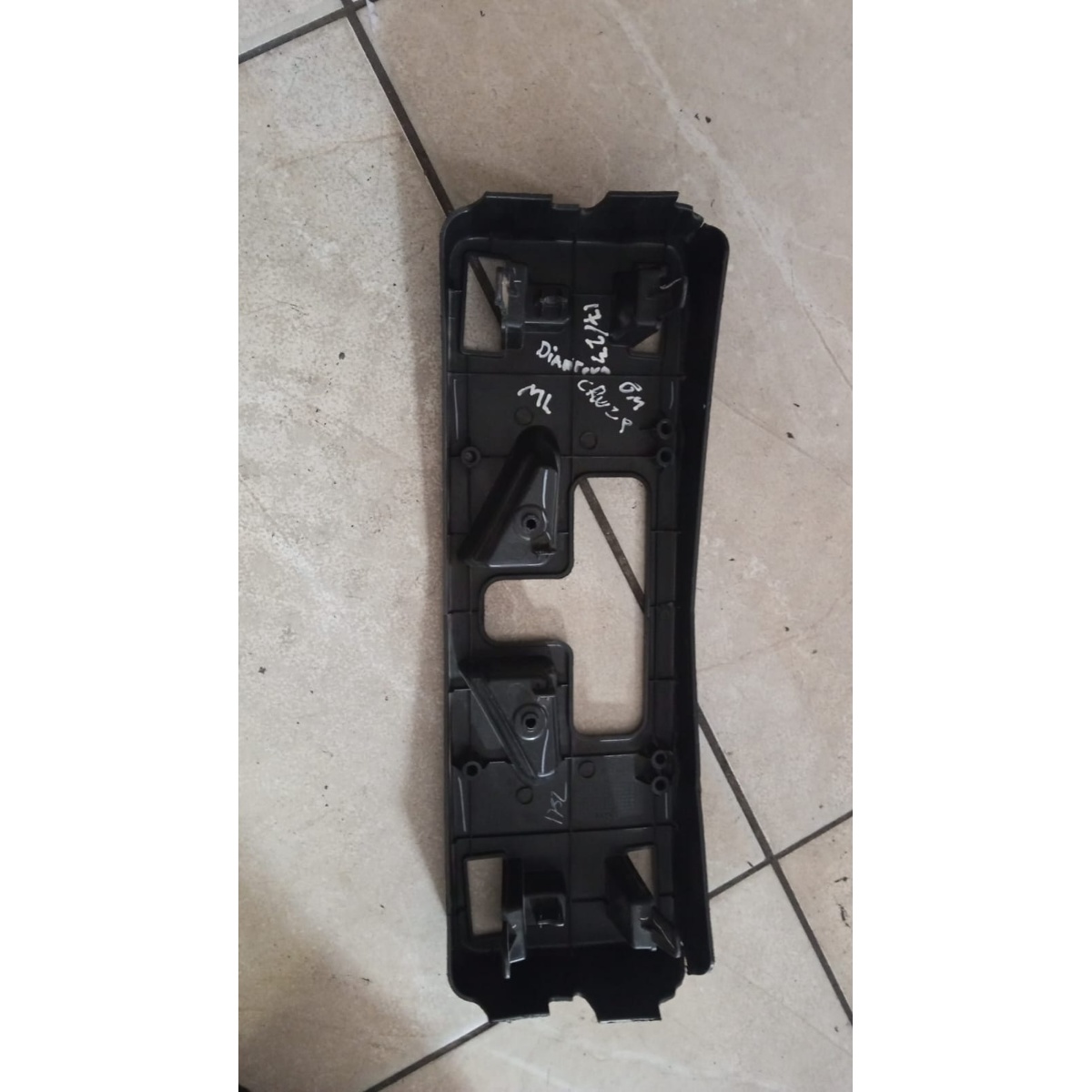 Suporte Placa Dianteiro Chevrolet Cruze 17/23 Código 9012570 Preto - Imagem 2