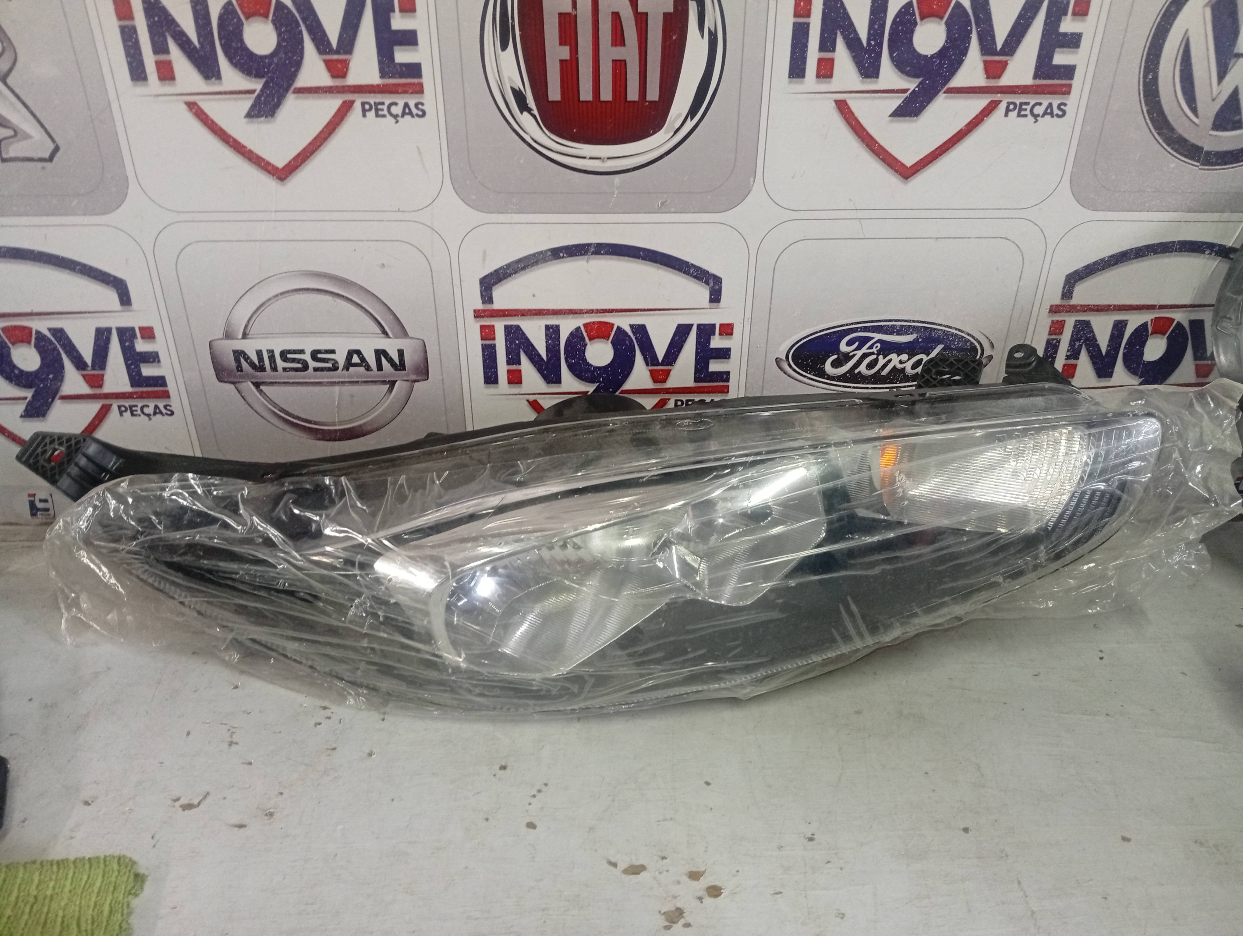 Farol Direito Ford New Fiesta 13W029AB