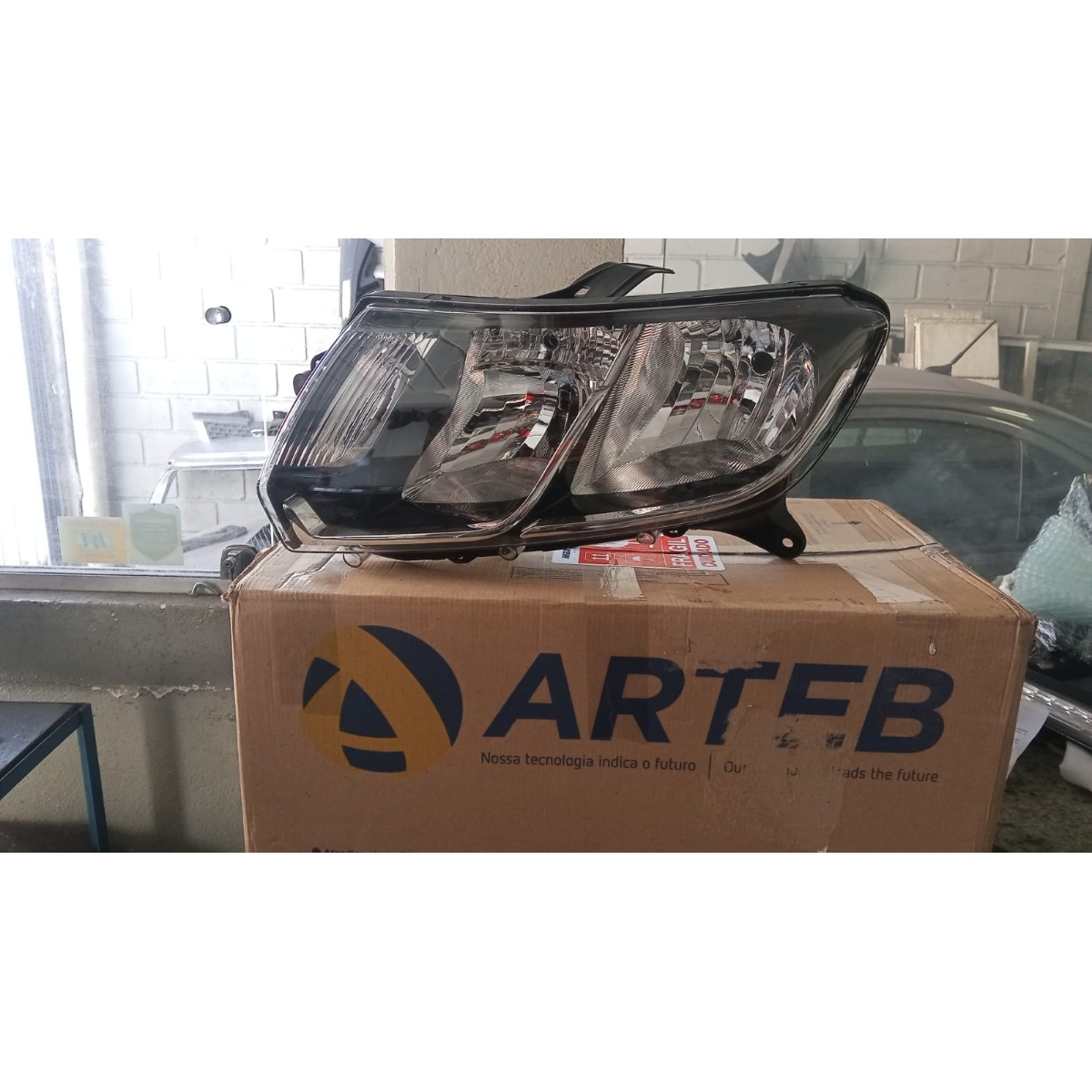 Farol Lado Esquerdo Logan Sandero 2014-2019 Arteb 0160983 Esquerdo/motorista