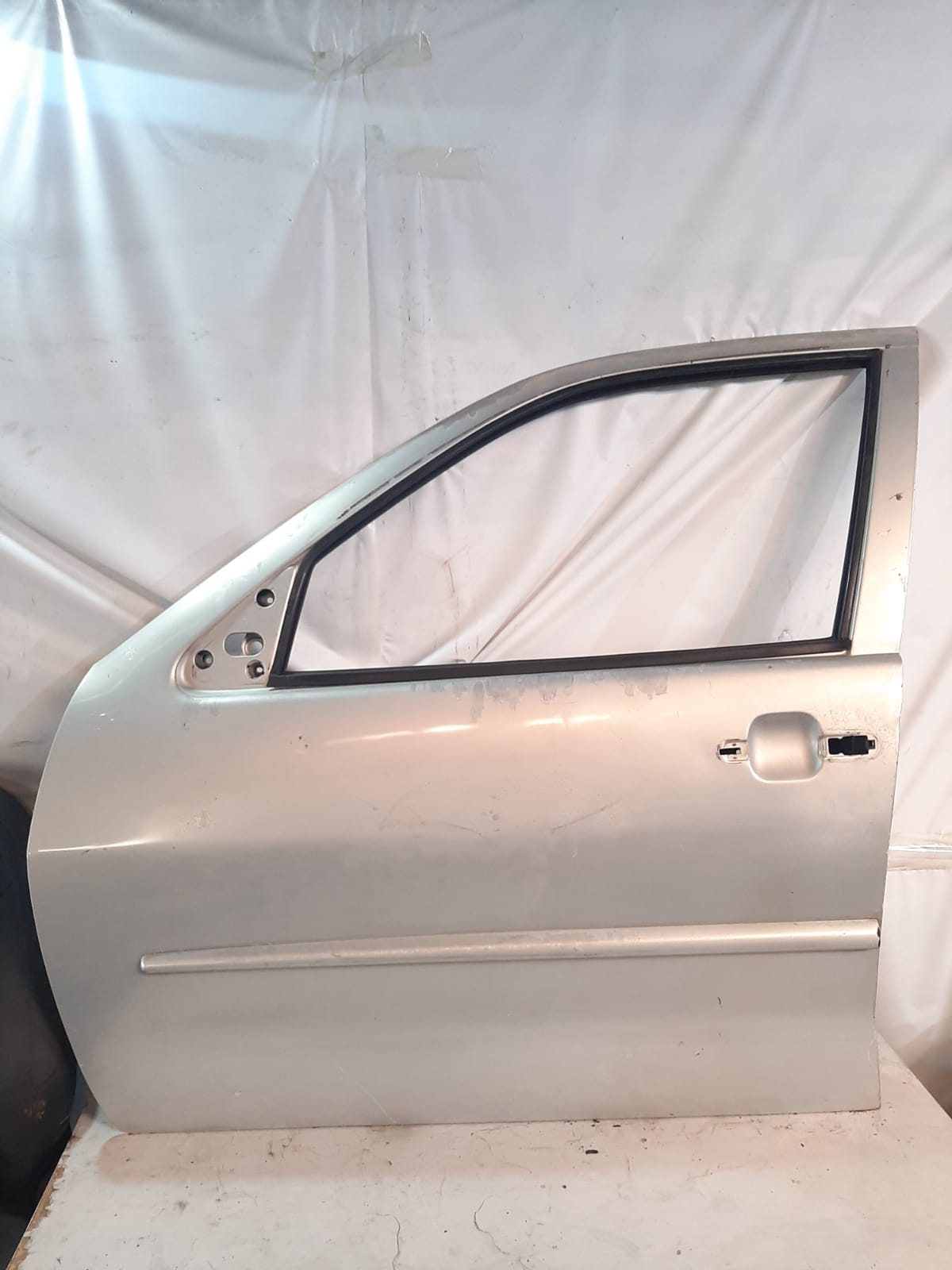 PORTA DIANTEIRA POLO CLASSIC 1997/2002 LADO ESQUERDO (PRATA)